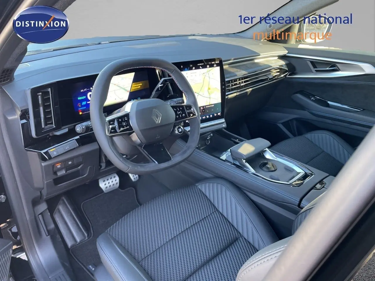 Vue intérieure côté conducteur du Renault Austral E-Tech hybride noir étoile métal, avec tableau de bord digital et écran tactile central.