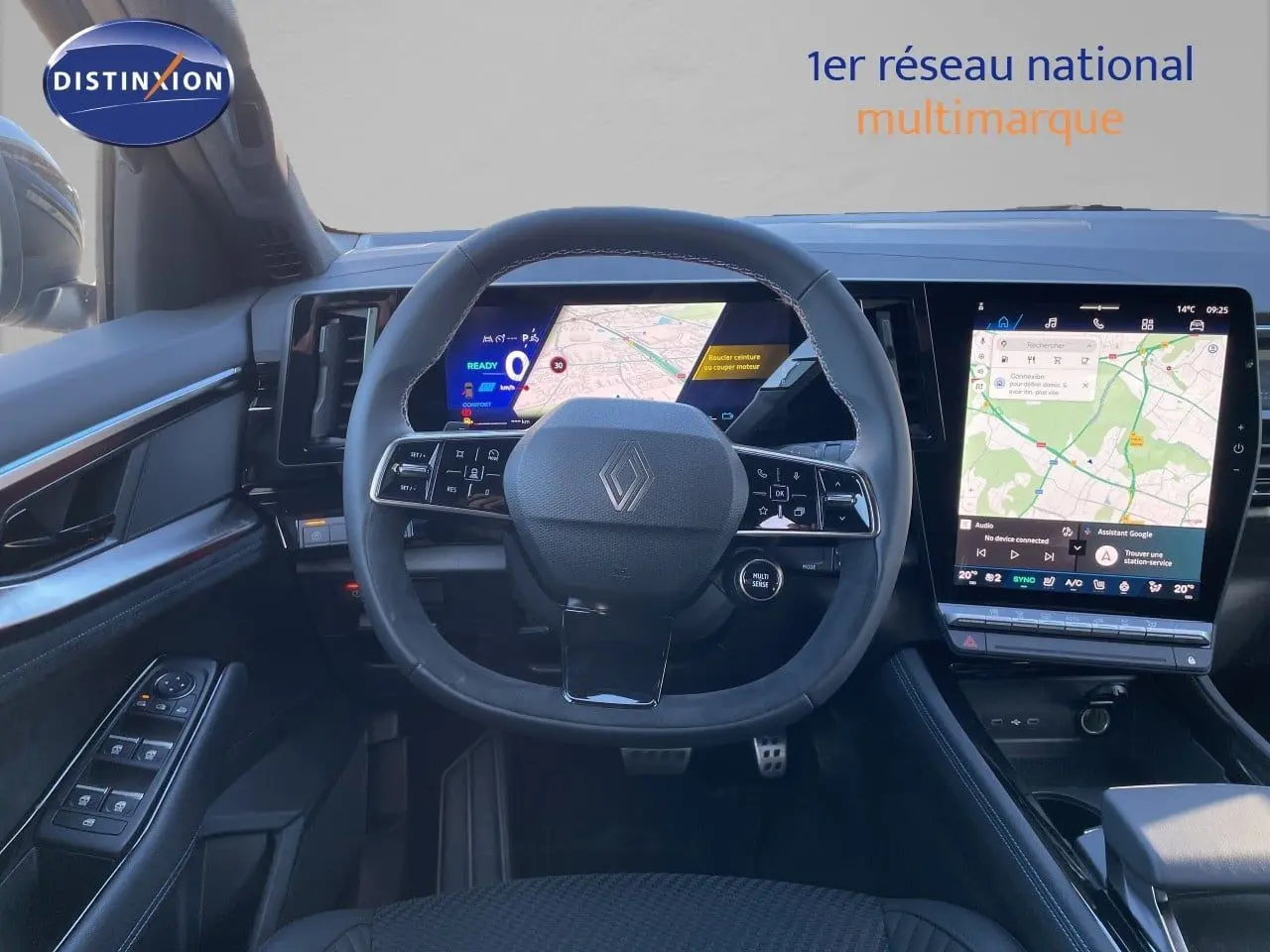 Vue intérieure centrée sur le volant et les écrans digitaux du Renault Austral noir étoile métal, affichant la navigation.