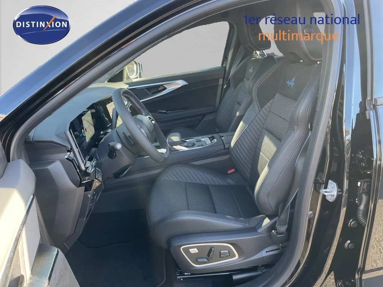 Vue intérieure côté conducteur du Renault Austral E-Tech noir étoile métal, sièges sport Alpine avec surpiqûres bleues.