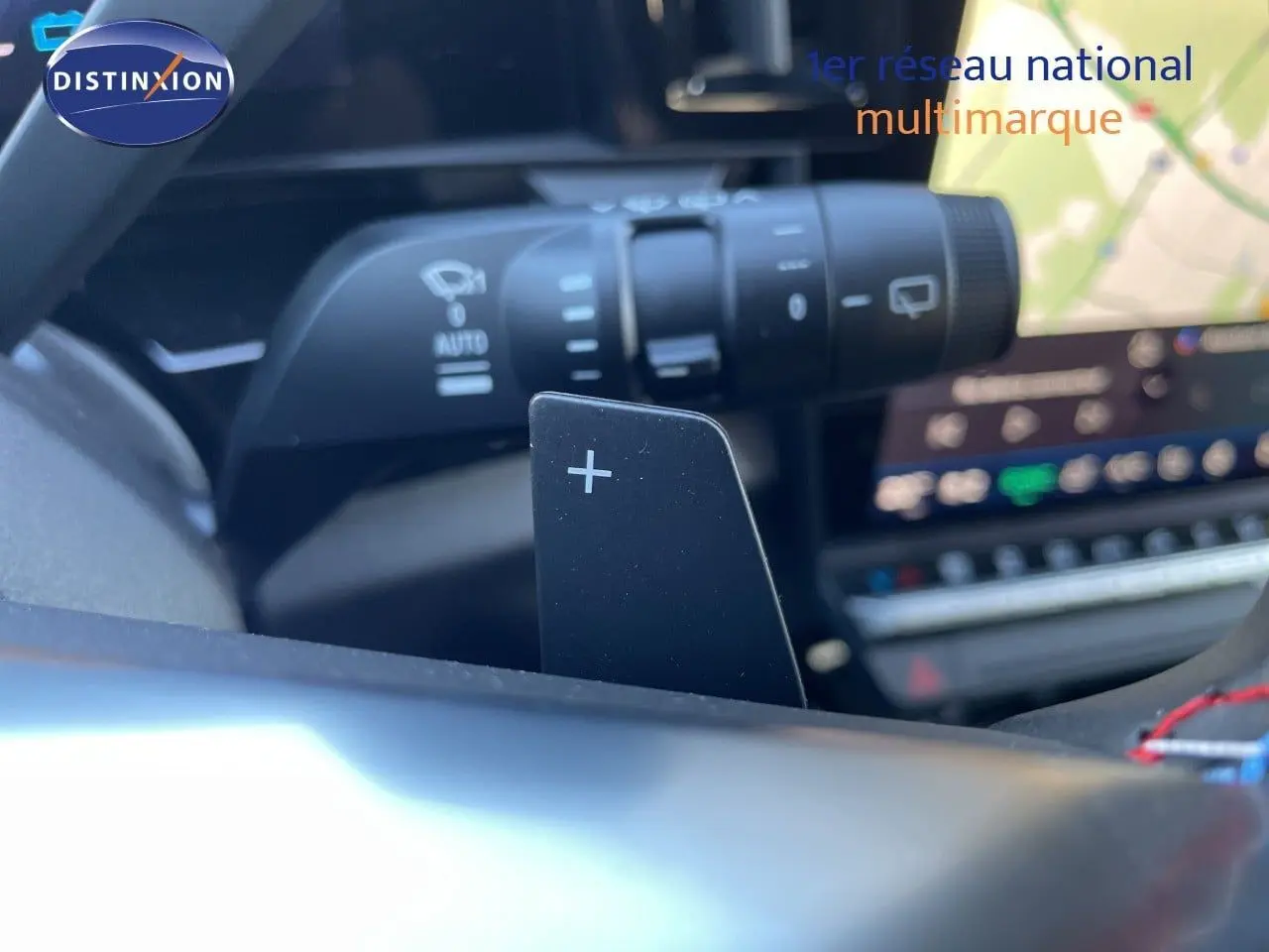 Gros plan sur la palette de passage de vitesses droite dans l’habitacle noir du Renault Austral E-Tech hybride 2026.