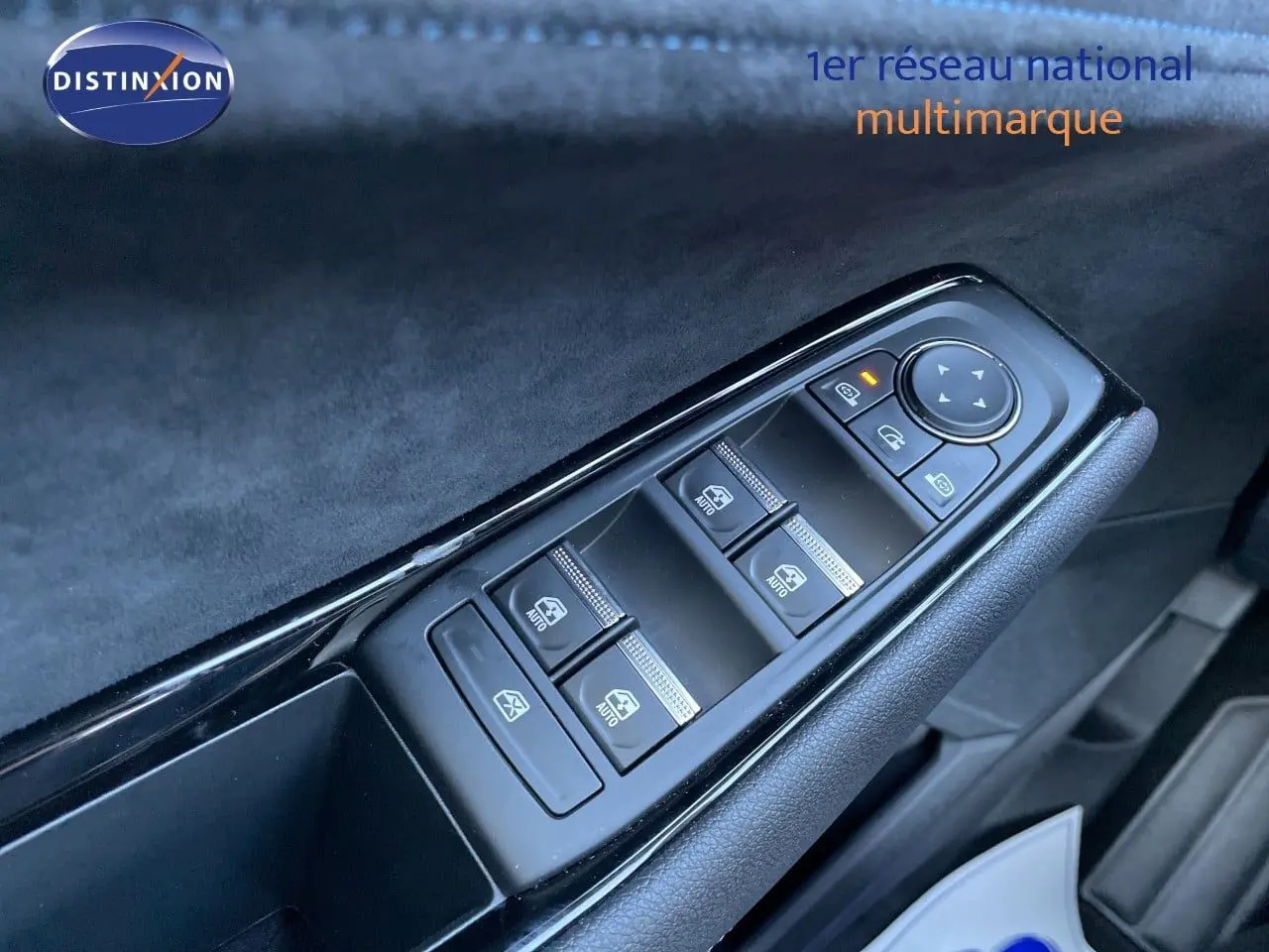 Gros plan sur la commande des vitres et rétroviseurs côté gauche d’un Renault Austral noir étoile métal.