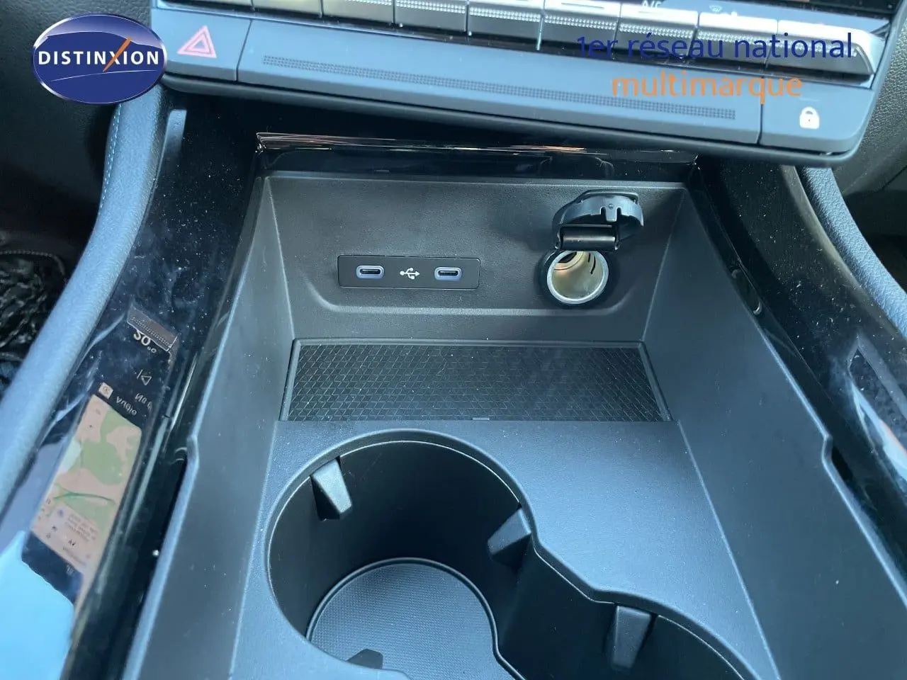 Gros plan sur la console centrale noire du Renault Austral 2026, avec prises USB et prise 12V visibles.