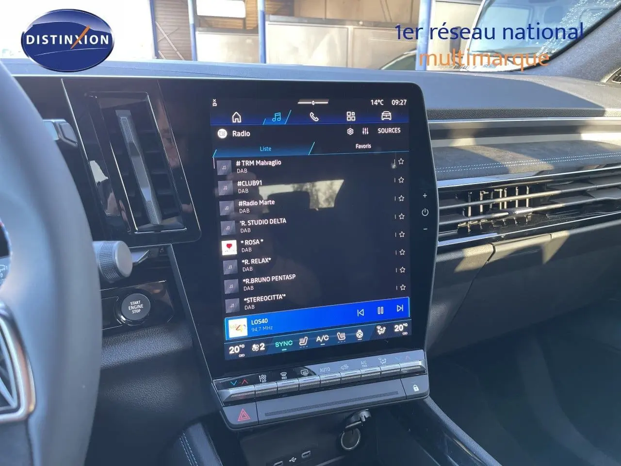 Vue intérieure du tableau de bord du Renault Austral 2026 noir étoile métal, avec grand écran tactile central allumé.