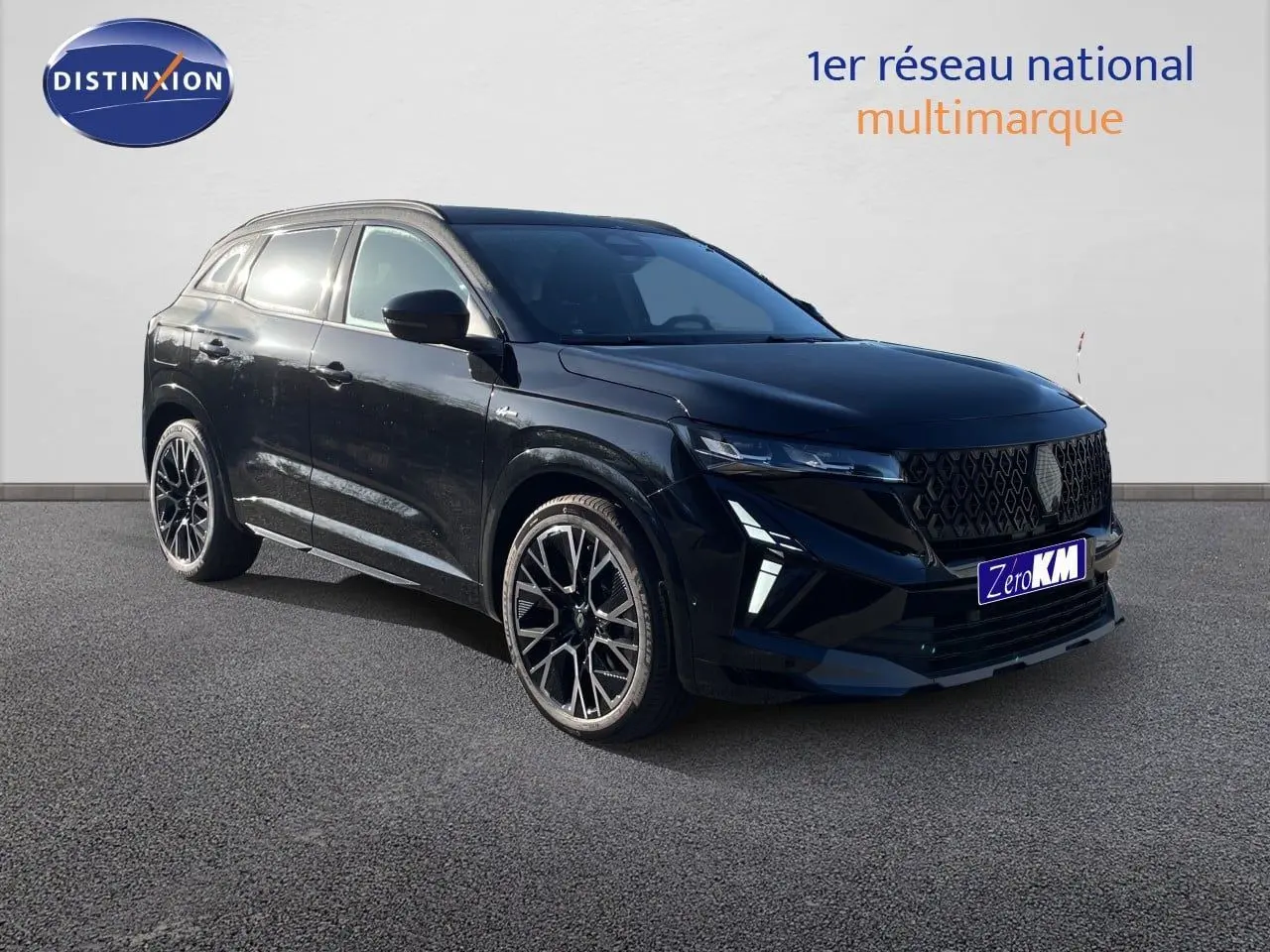Renault Austral E-Tech hybride noir étoile métal, vue 3/4 avant avec jantes alliage distinctives et calandre moderne.