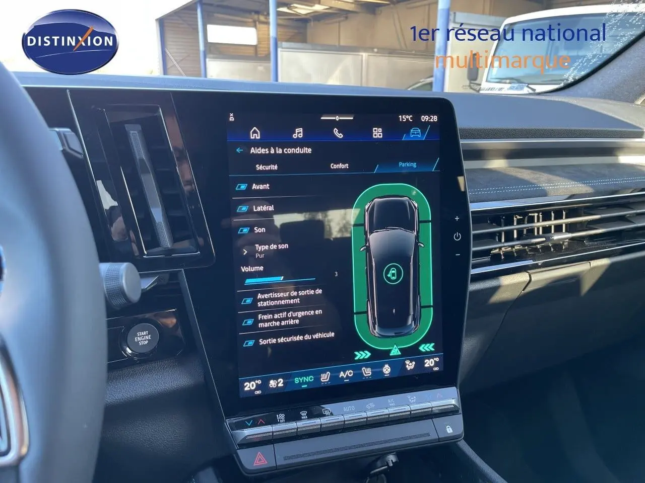Vue intérieure du tableau de bord du Renault Austral E-Tech noir étoile métal, avec écran tactile central affichant les aides à la conduite.