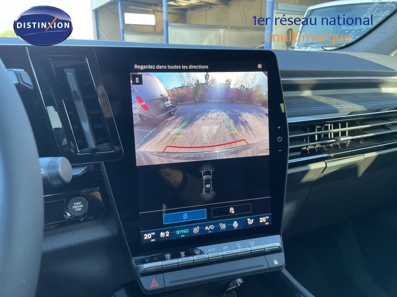 Vue intérieure centrée sur l’écran tactile affichant la caméra de recul du Renault Austral noir étoile métal.
