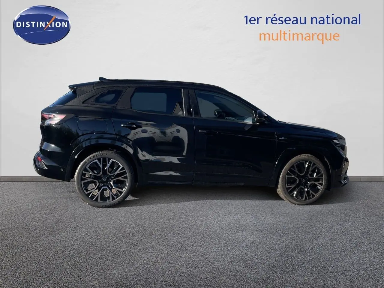 Profil droit du Renault Austral E-Tech Full Hybrid noir étoile métal, soulignant ses jantes alliage et lignes dynamiques.