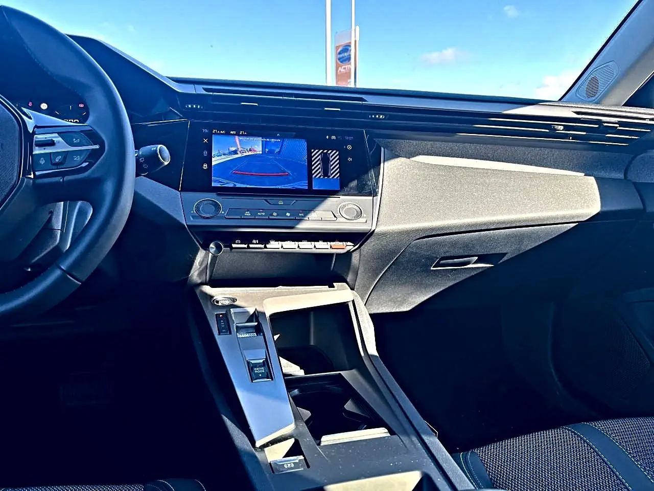 Intérieur avant de la Peugeot 308 noir, vue du tableau de bord et écran tactile affichant la caméra de recul.