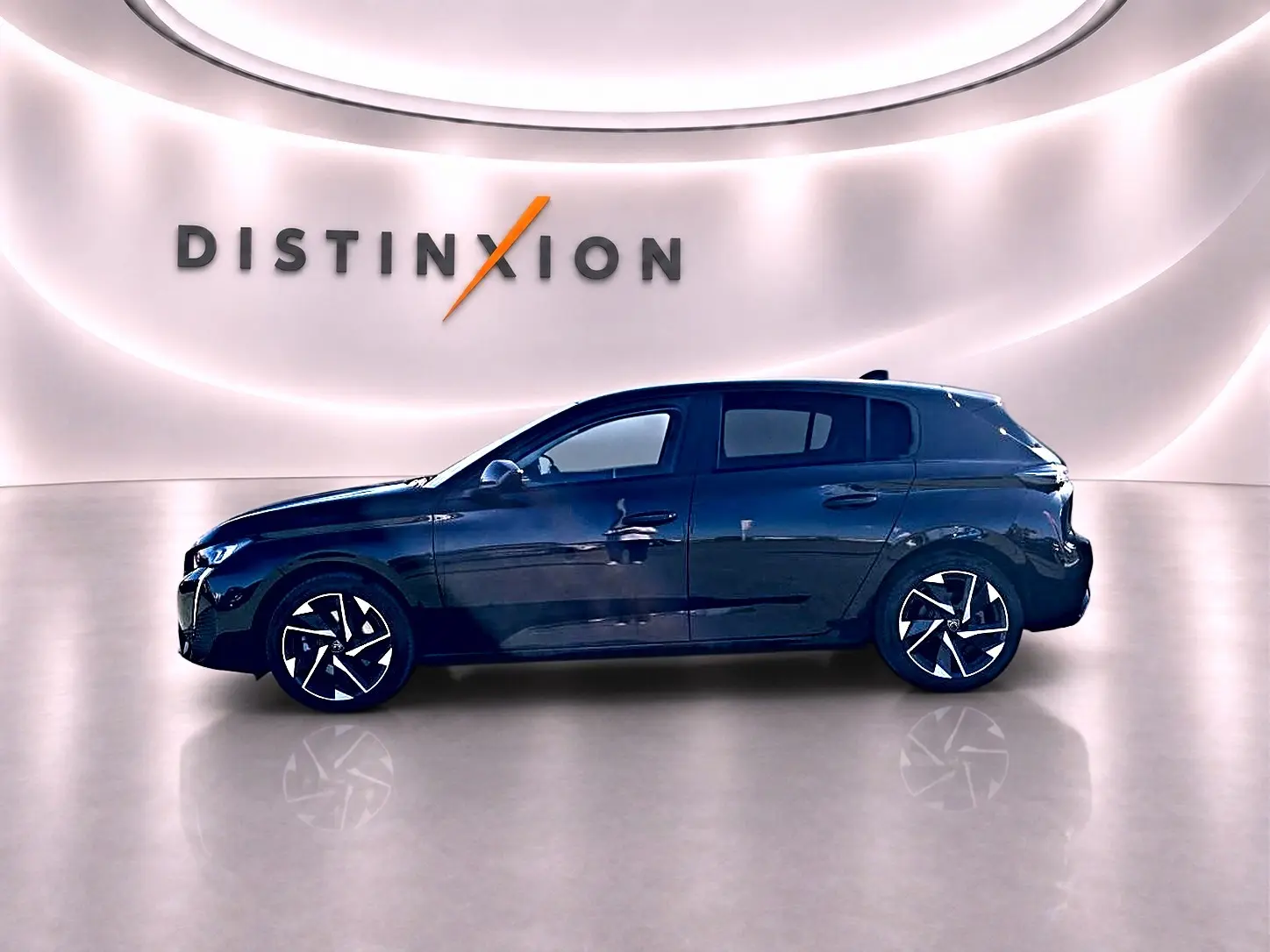 Profil côté gauche d'une Peugeot 308 noire 2025 avec jantes alliage et feux arrière LED dans un studio lumineux.