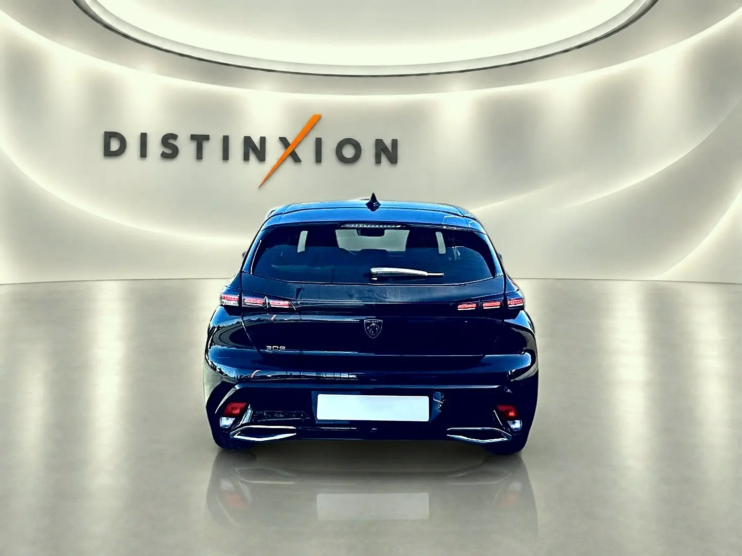 Vue arrière d'une Peugeot 308 noire 2025, avec feux arrière LED et logo distinctif au centre du hayon.