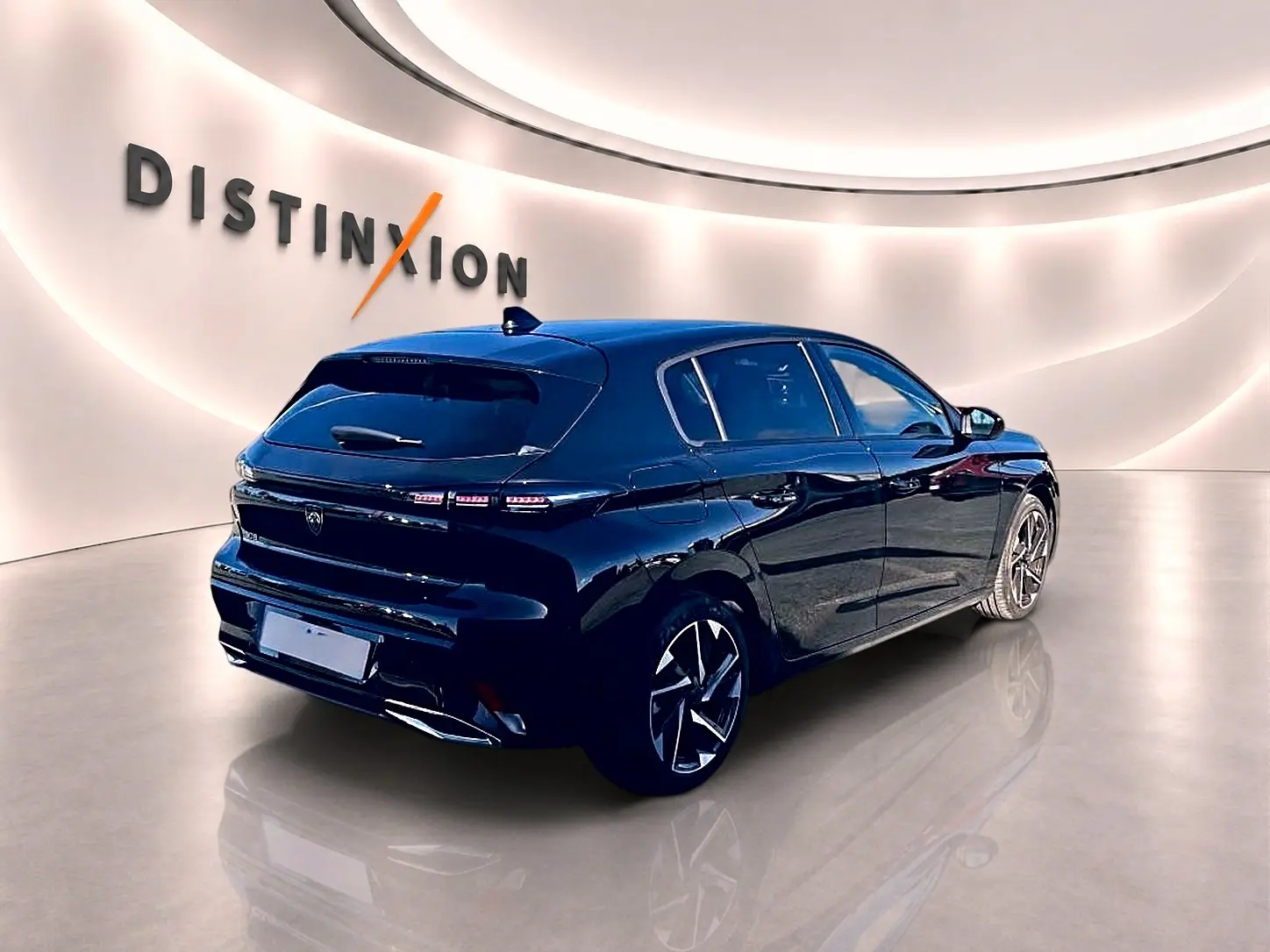 Peugeot 308 noire vue en 3/4 arrière droit dans un showroom avec jantes alliage et feux LED distinctifs.