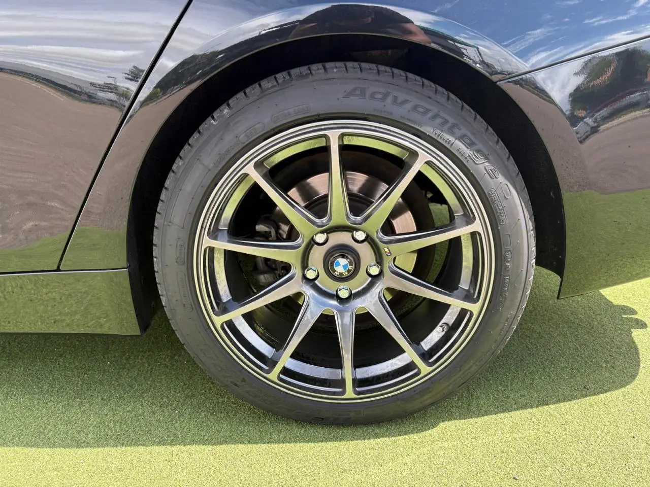 Gros plan sur la roue arrière droite noire sapphire de la BMW Série 4 Gran Coupé avec jante alliage 18 pouces style 416.