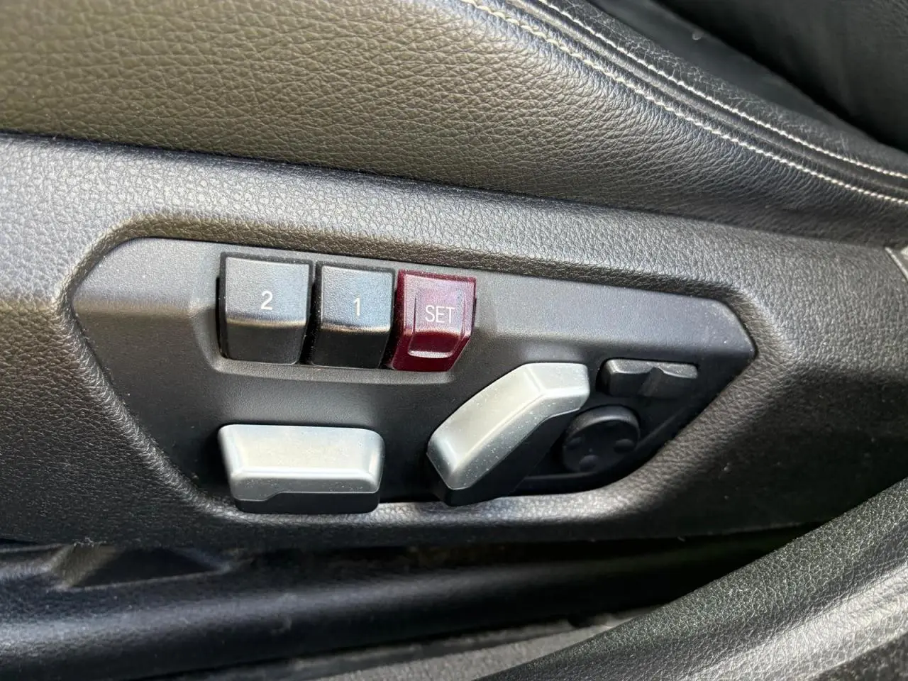 Boutons de réglage électrique des sièges en cuir noir sur une BMW Série 4 Gran Coupé 420d 2018.