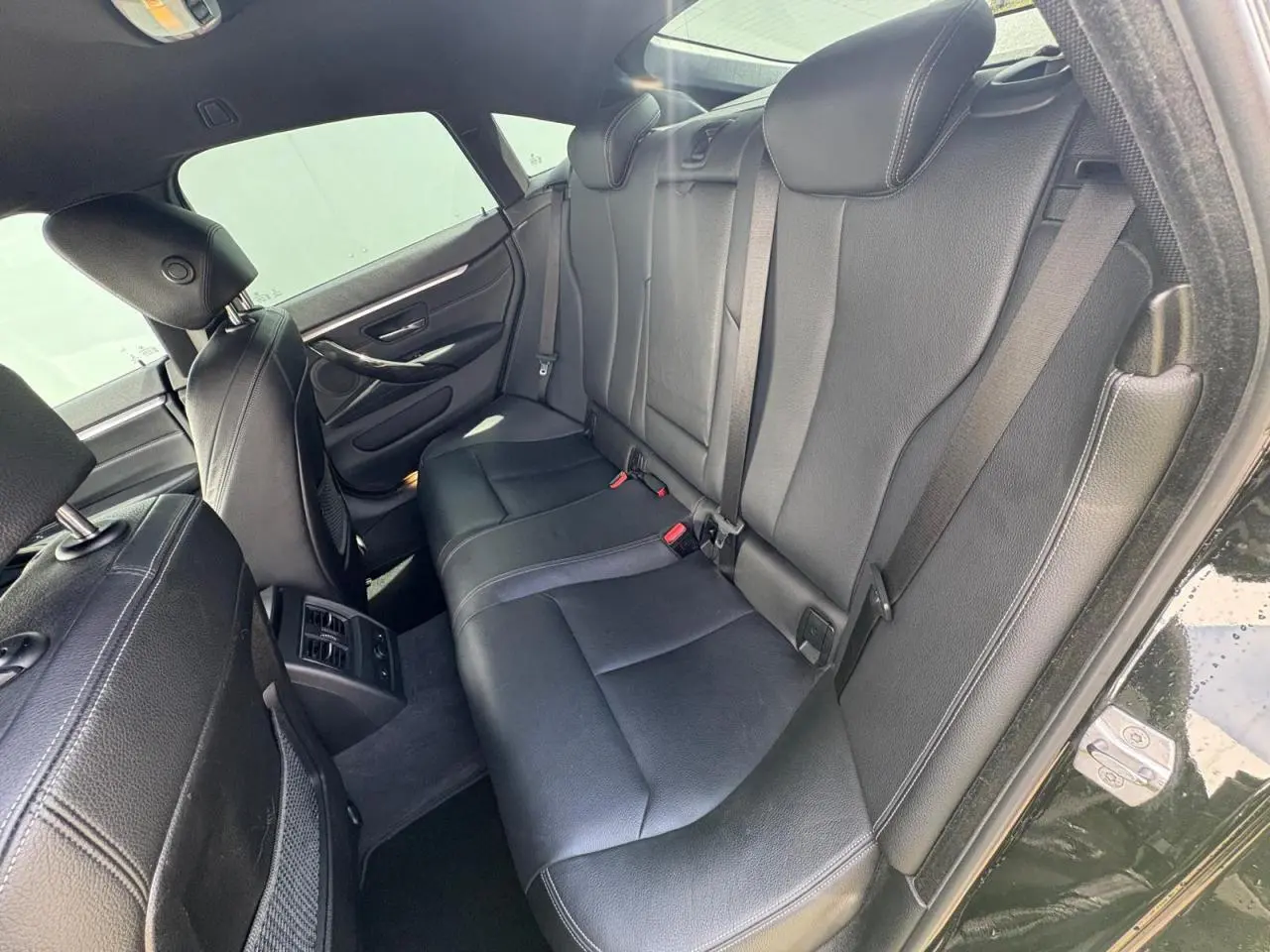 Vue intérieure côté droit des sièges arrière en cuir noir de la BMW Série 4 Gran Coupé noir saphir 2018.