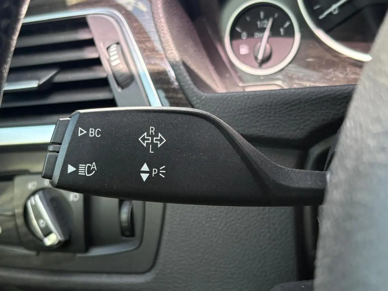 Gros plan sur le commodo gauche noir mat de la BMW Série 4 Gran Coupé 420d, avec commandes d'indicateurs et fonctions assistées.