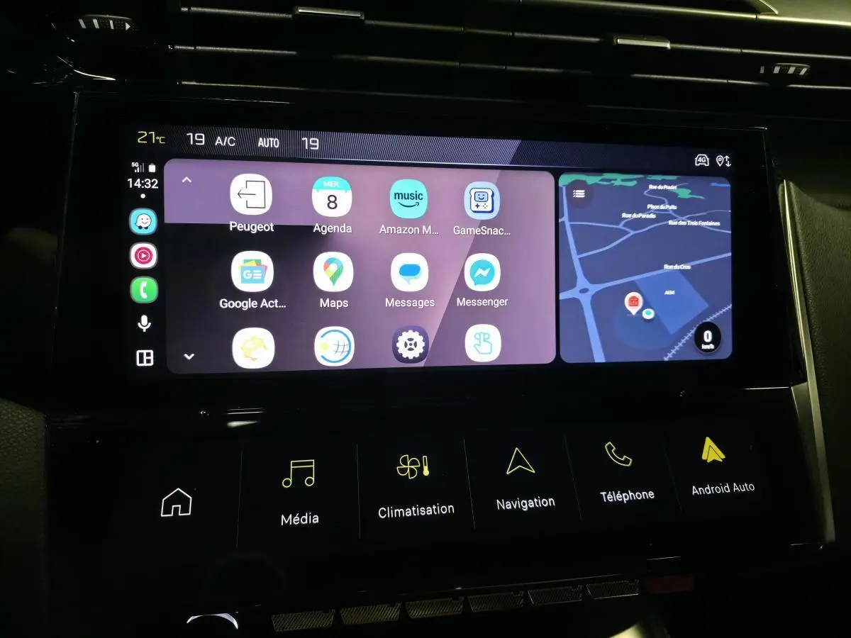 Écran tactile central du Peugeot 408 2024 affichant navigation, applications et commandes multimédia.