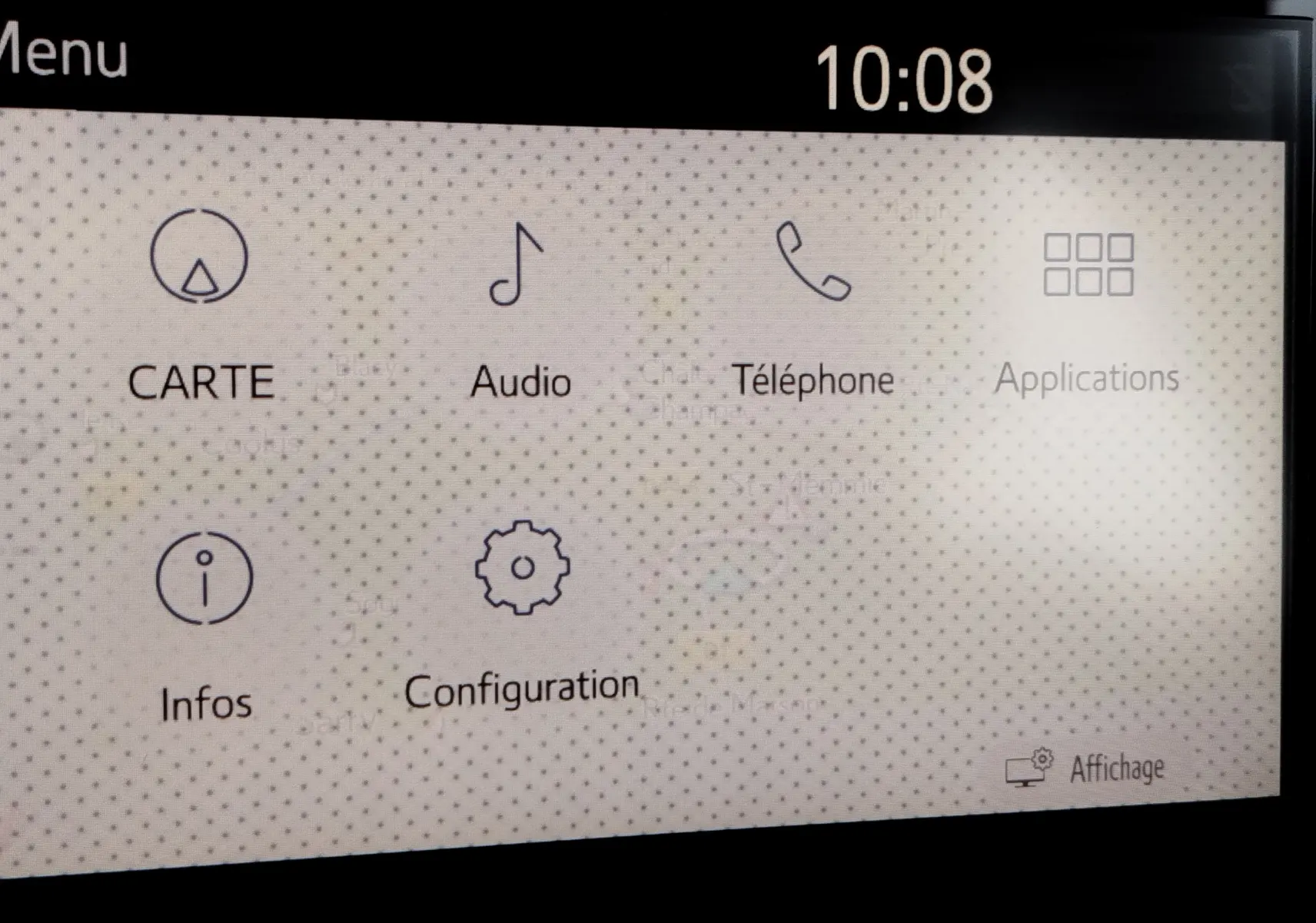 Écran tactile du système multimédia de la Toyota Yaris 2023 affichant le menu principal avec options Carte, Audio, Téléphone, Infos et Configuration.