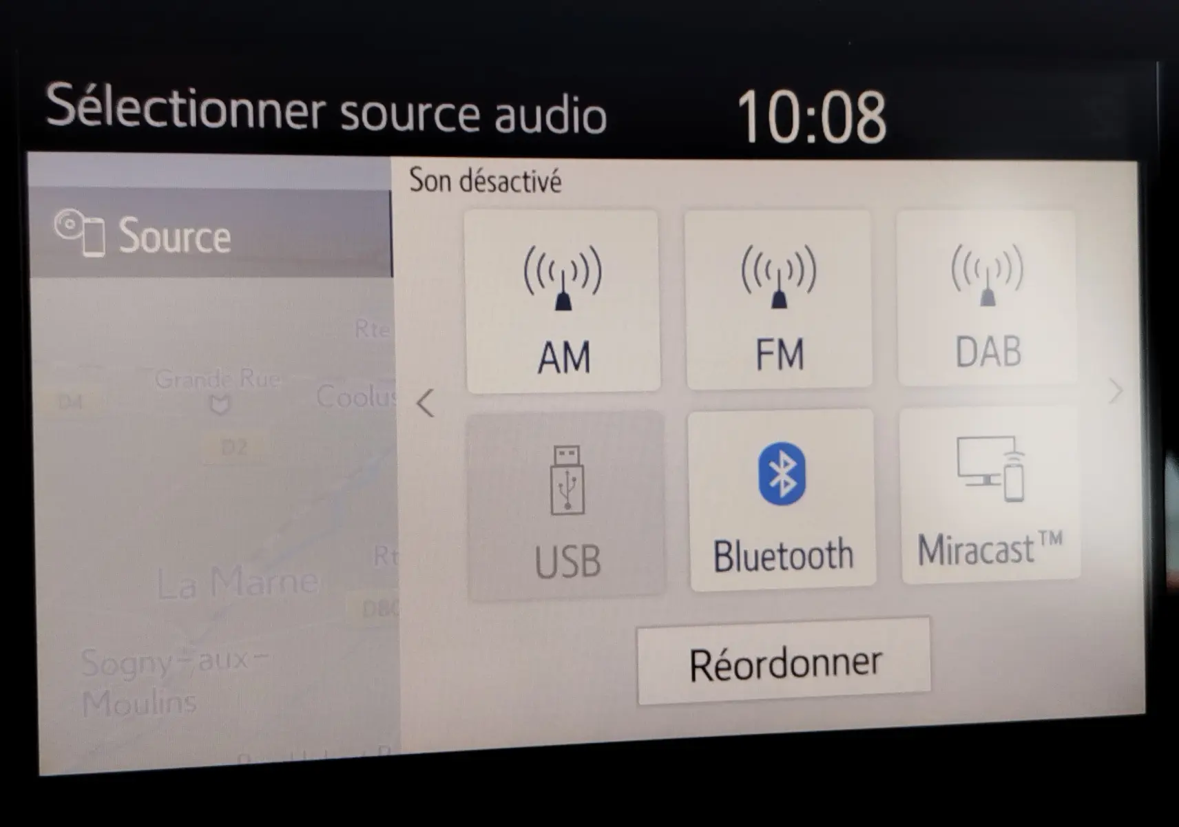 Écran tactile intérieur de la Toyota Yaris blanc pur 2023 affichant les options audio avec Bluetooth sélectionné.