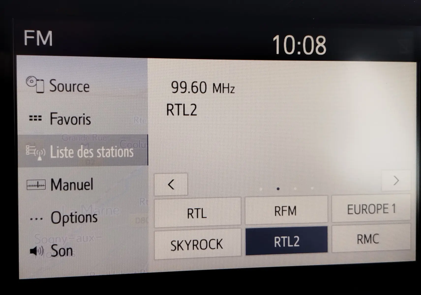 Écran multimédia de la Toyota Yaris blanc pur 2023 affichant la liste des stations radio FM à 10h08.