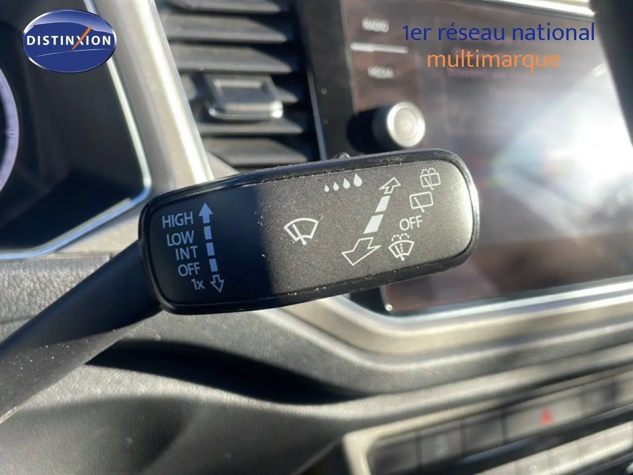 Gros plan sur la commande des essuie-glaces du Volkswagen T-Roc 1.5 TSI bleu Ravenna, intérieur noir.