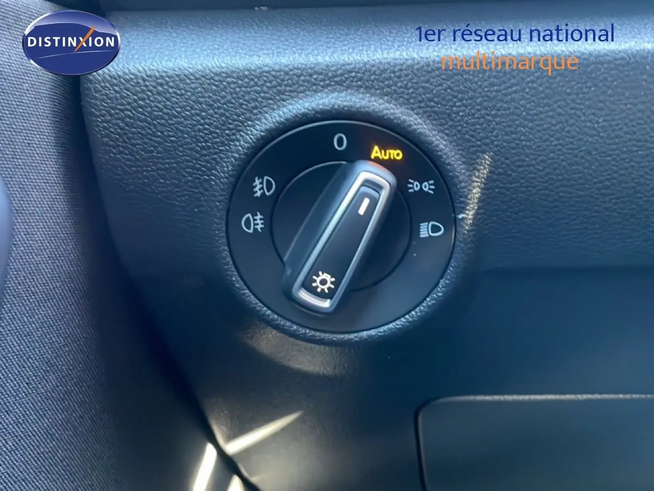 Gros plan sur le sélecteur de phares noir avec fonction Auto, intérieur du Volkswagen T-Roc bleu Ravenna 2021.