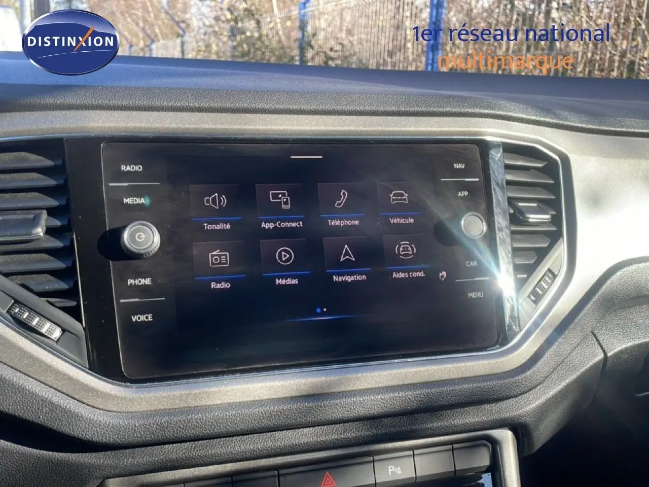 Écran tactile central du tableau de bord du Volkswagen T-Roc 2021, affichant les options multimédia et navigation.