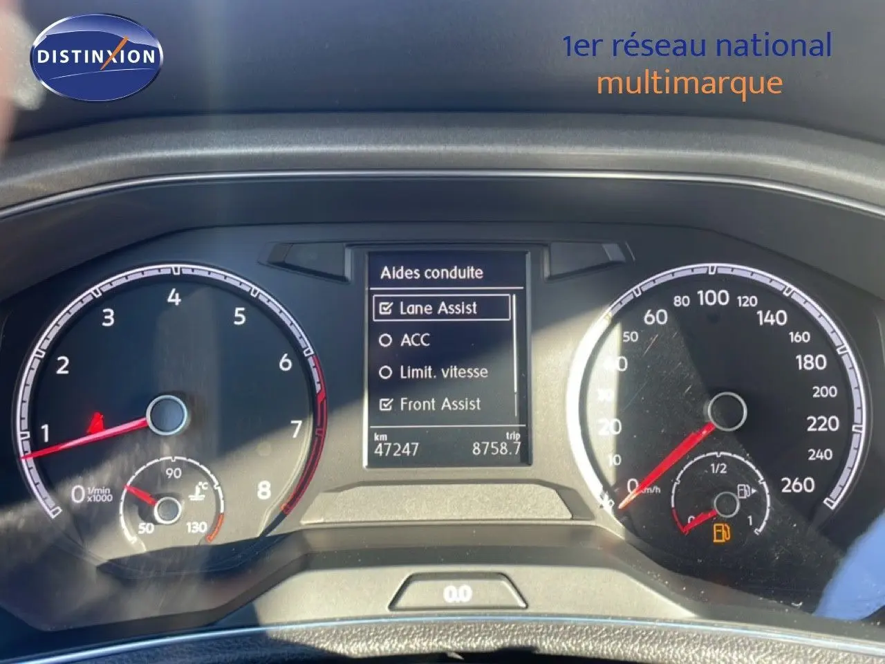 Tableau de bord du Volkswagen T-Roc 1.5 TSI 2021 montrant les aides à la conduite et compteurs analogiques.