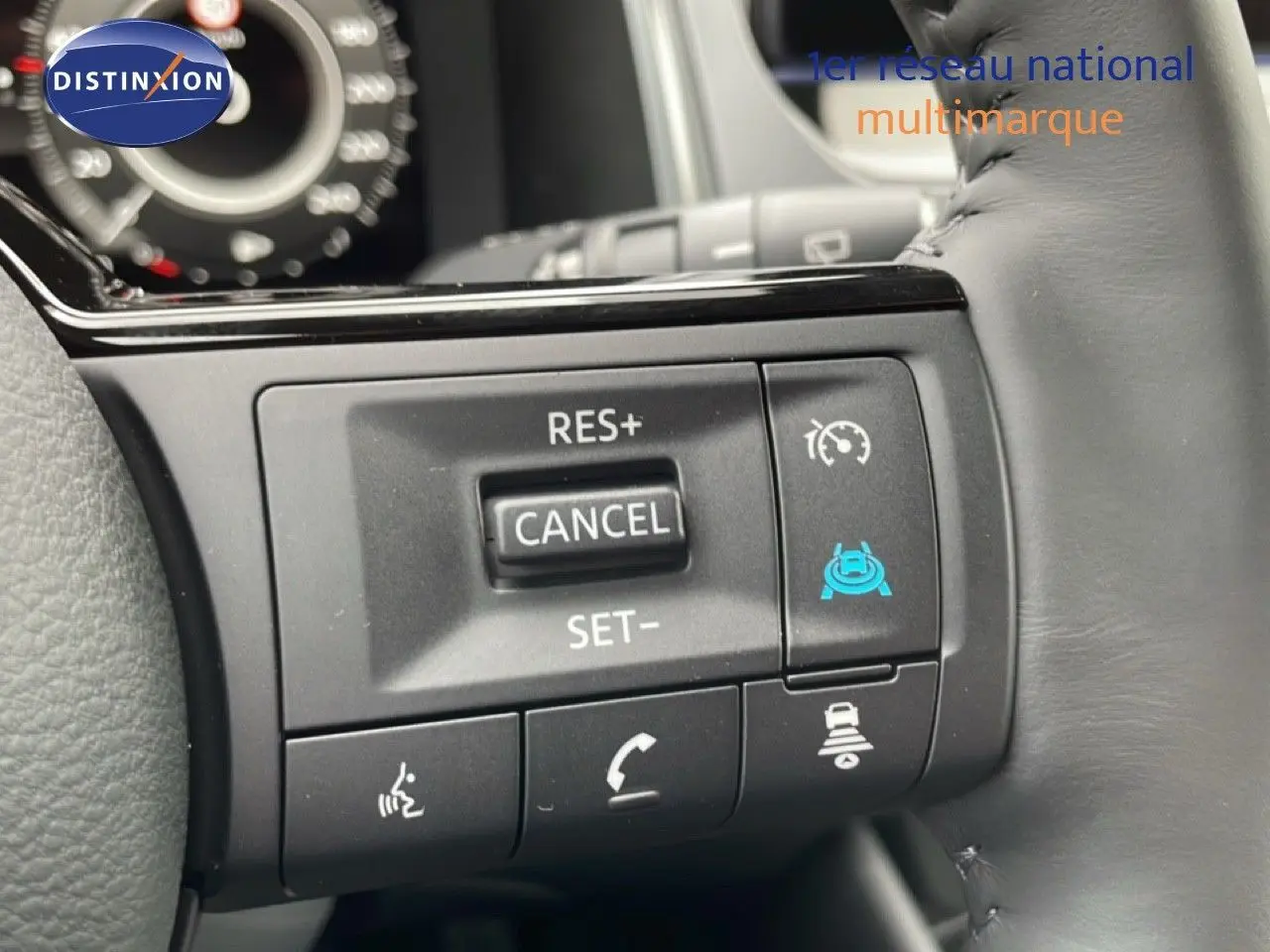 Gros plan sur les commandes au volant du Nissan Qashqai 2025, mettant en valeur les boutons de régulateur de vitesse et assistance conduite.