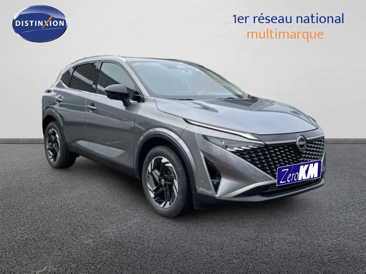 Nissan Qashqai 2025 gris squale métal en 3/4 avant droit, avec calandre noire et jantes au design moderne.