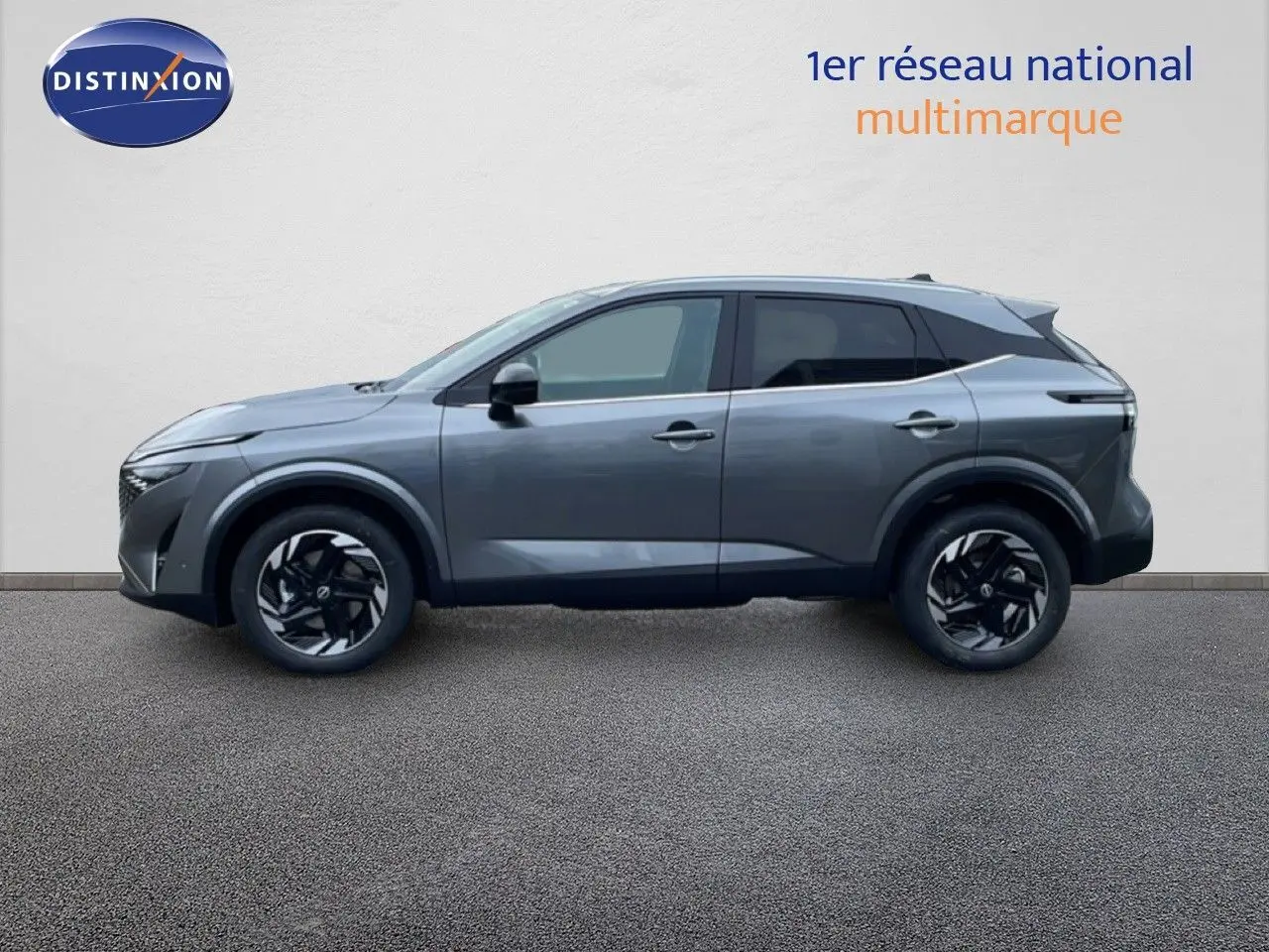 Vue de profil côté gauche d'un Nissan Qashqai 1.5 E-POWER gris squale métal avec jantes noires bicolores.