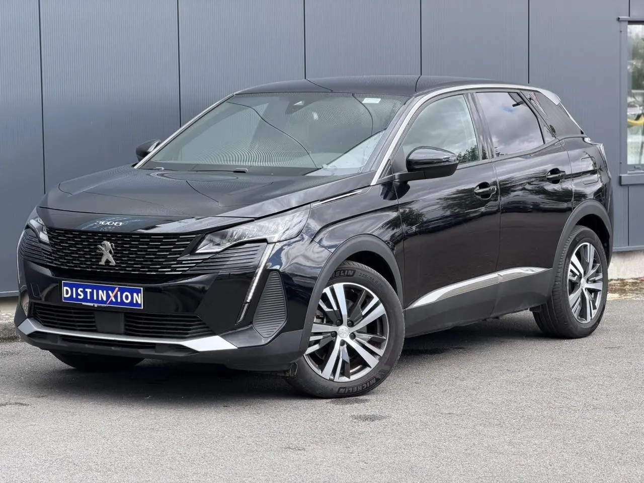 Peugeot 3008 Plug-in Hybrid noir Perla en 3/4 avant droit avec jantes alliage bi-ton et calandre distinctive.