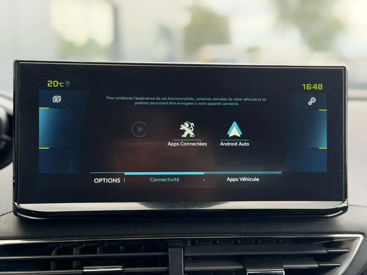 Écran tactile central du Peugeot 3008 noir Perla, affichant les options Apple CarPlay et Android Auto.