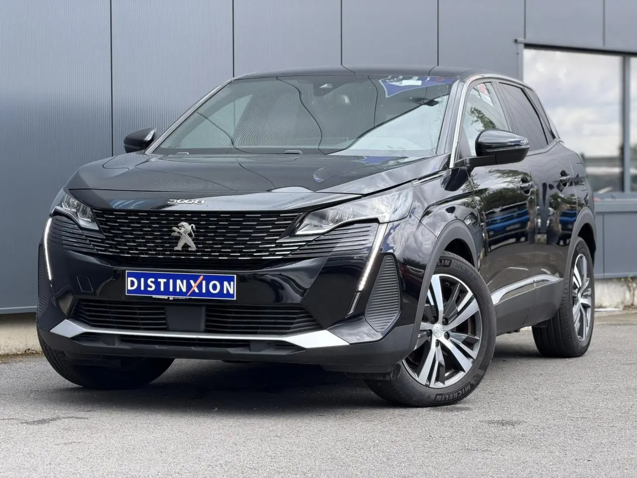 Peugeot 3008 noir Perla en 3/4 avant droit, avec jantes alliage bi-ton et badge HYBRID visible sur aile avant.