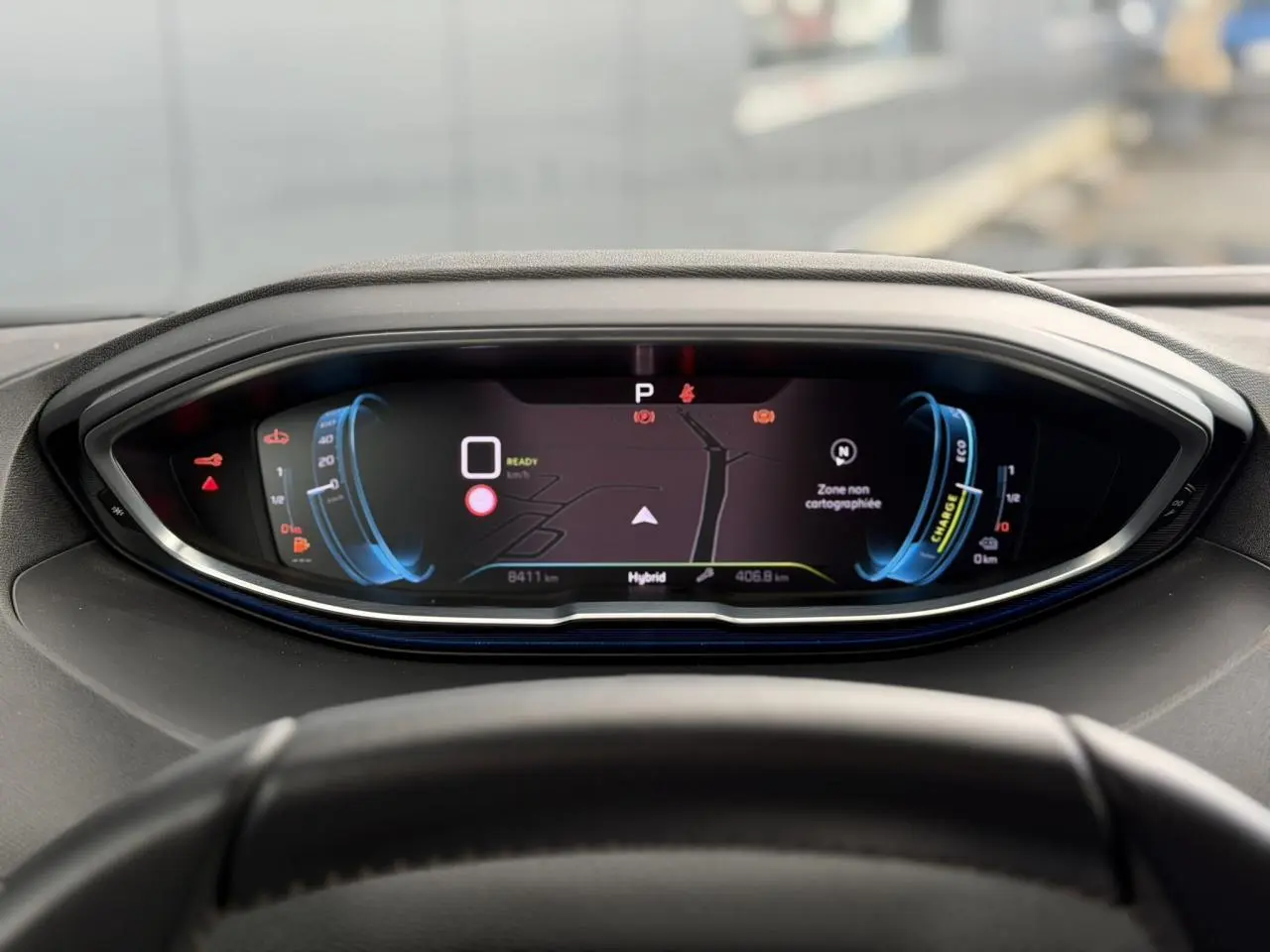 Vue rapprochée du tableau de bord numérique du Peugeot 3008 Plug-in Hybrid 2024 avec affichage de navigation et indicateurs hybrides.