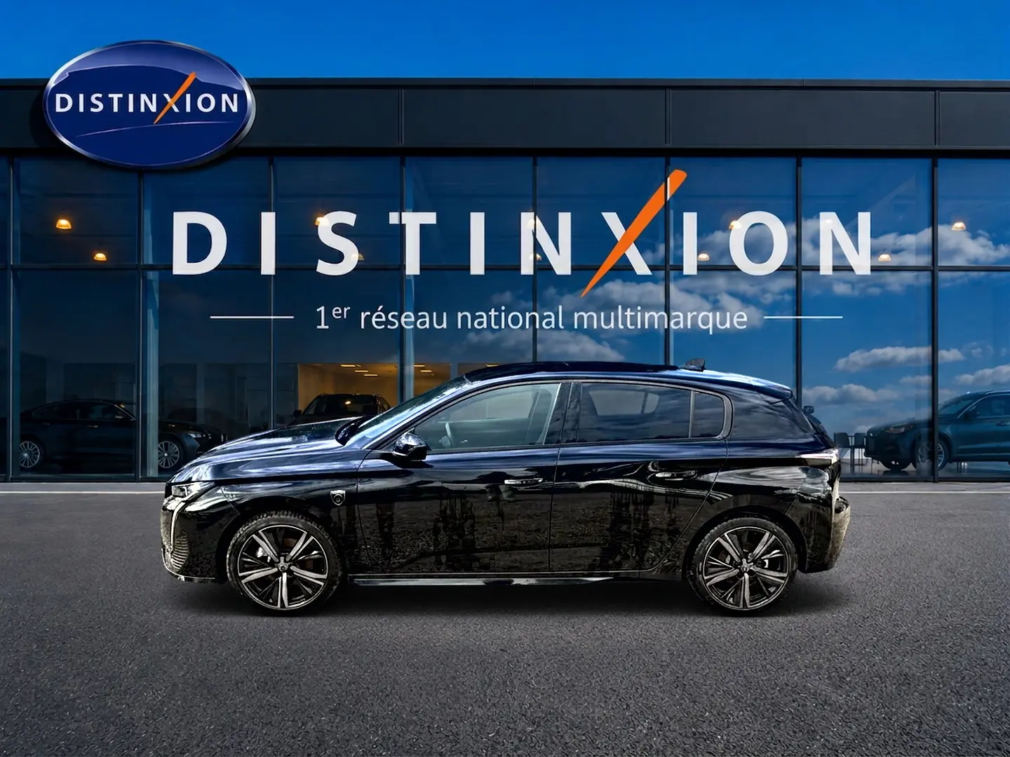 Peugeot 308 1.2 hybrid 145 GT e-DCS6 noir vue de profil côté gauche devant une vitrine Distinxion.