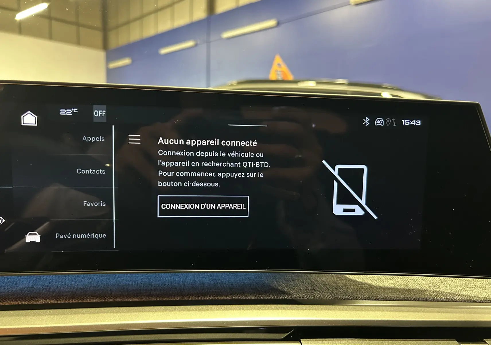 Écran tactile central du Peugeot 5008 III GT Hybrid 145 affichant la connexion Bluetooth inactive, intérieur moderne.