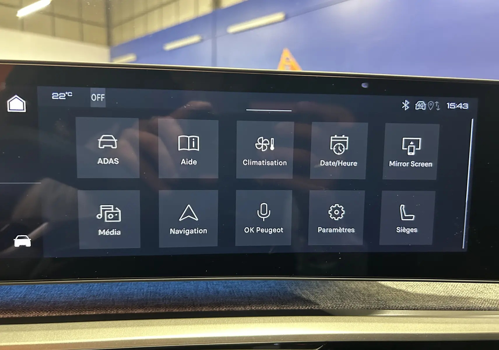 Écran tactile central du Peugeot 5008 III GT Hybrid 145, affichant les options de navigation et climatisation.