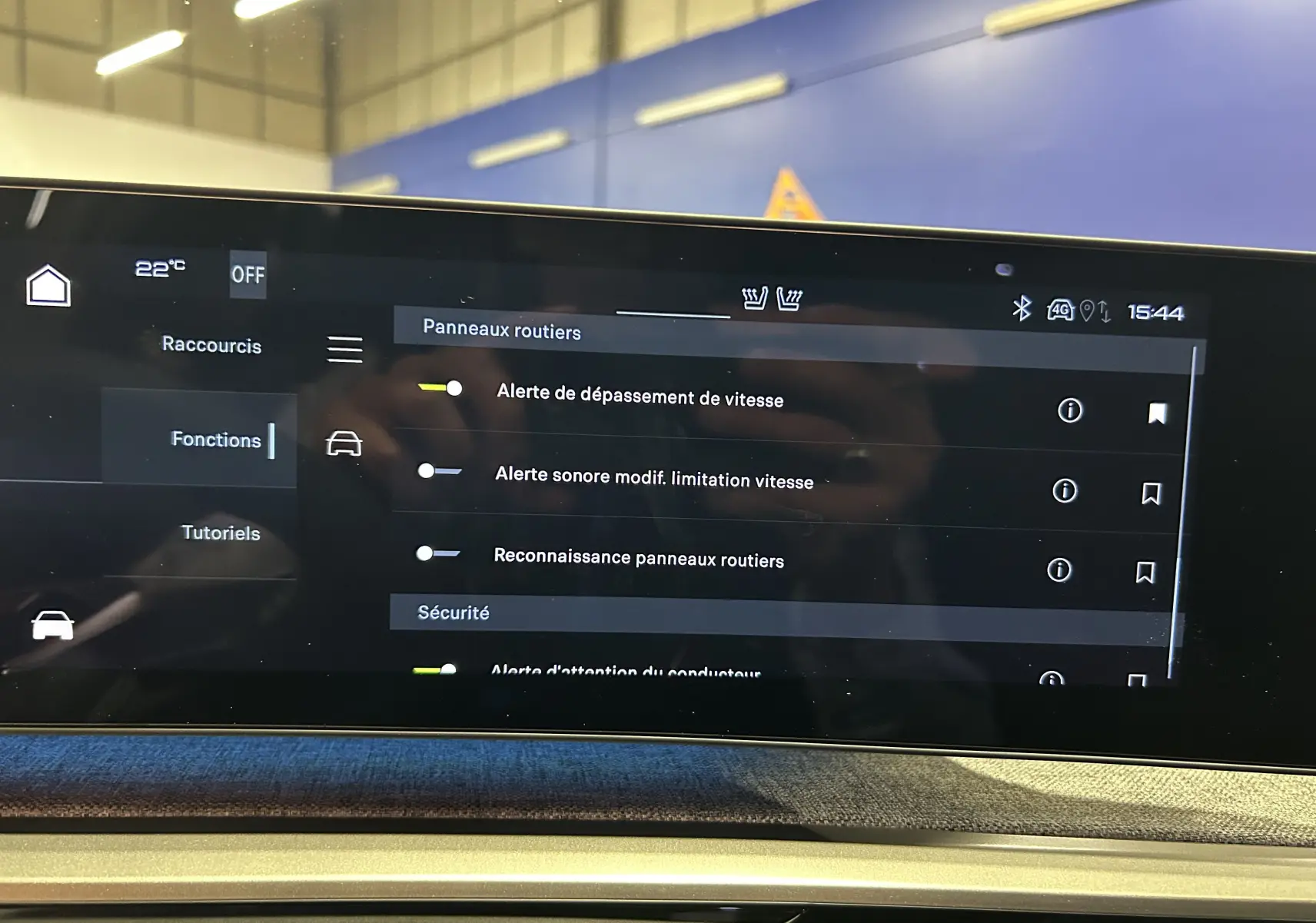 Écran tactile du tableau de bord du Peugeot 5008 III GT Hybrid 145 en mode réglages sécurité et alertes vitesse.