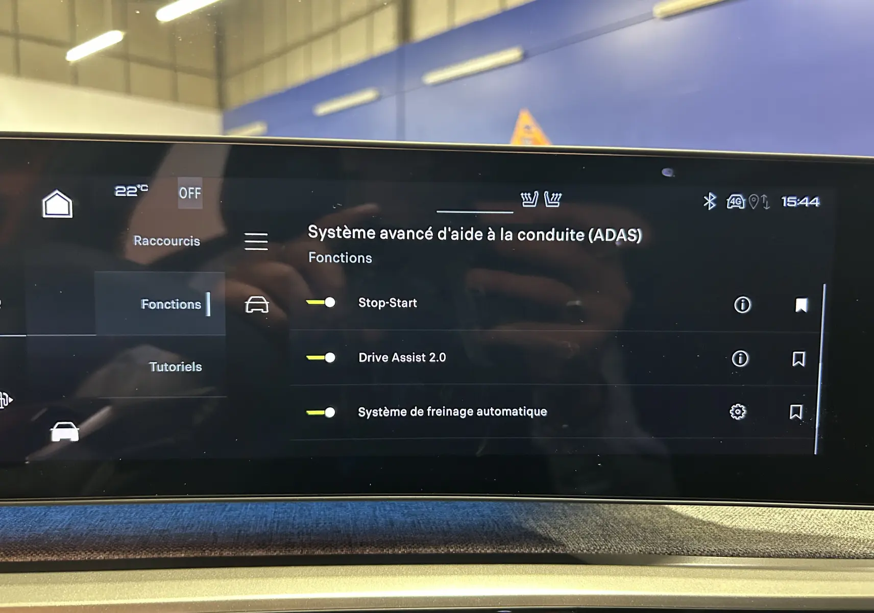 Écran tactile intérieur du Peugeot 5008 III GT Hybrid 145 montrant les options avancées d'aide à la conduite activées.