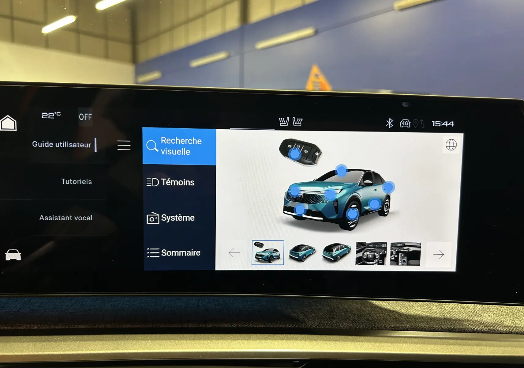 Écran tactile intérieur montrant une illustration 3D bleu clair du Peugeot 5008 III GT Hybrid en vue 3/4 avant.