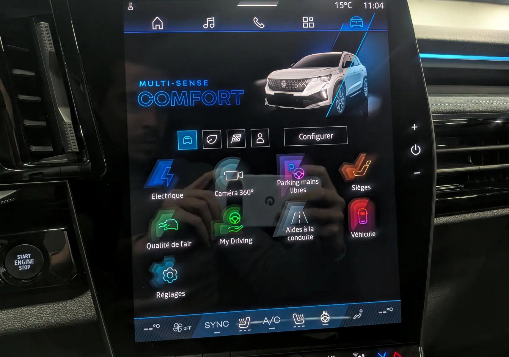 Écran tactile intérieur du Renault Austral 2025 montrant l'interface de configuration avec image 3/4 avant blanc nacré satin.