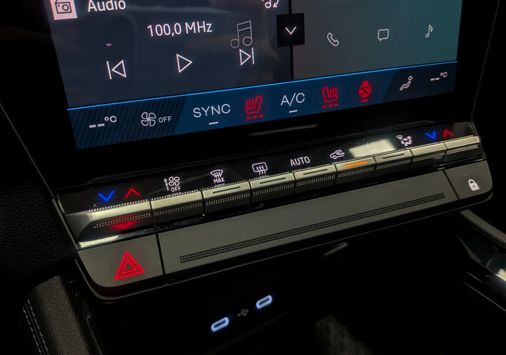 Tableau de bord du Renault Austral 2025, montrant les commandes tactiles de climatisation et l'écran multimédia allumé.
