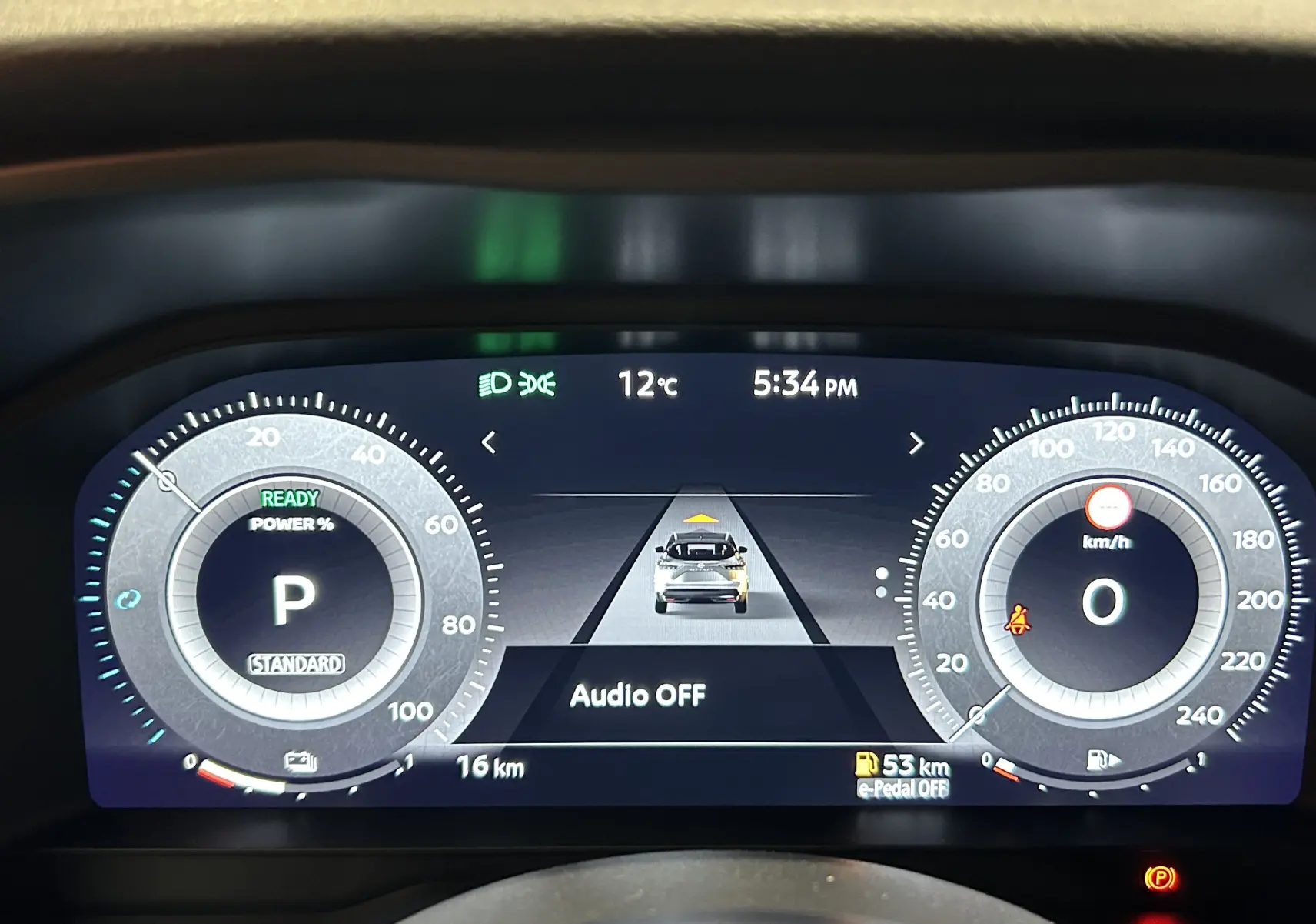 Tableau de bord numérique du Nissan Qashqai 2025 affichant vitesse, température et caméra 360° en vue arrière.