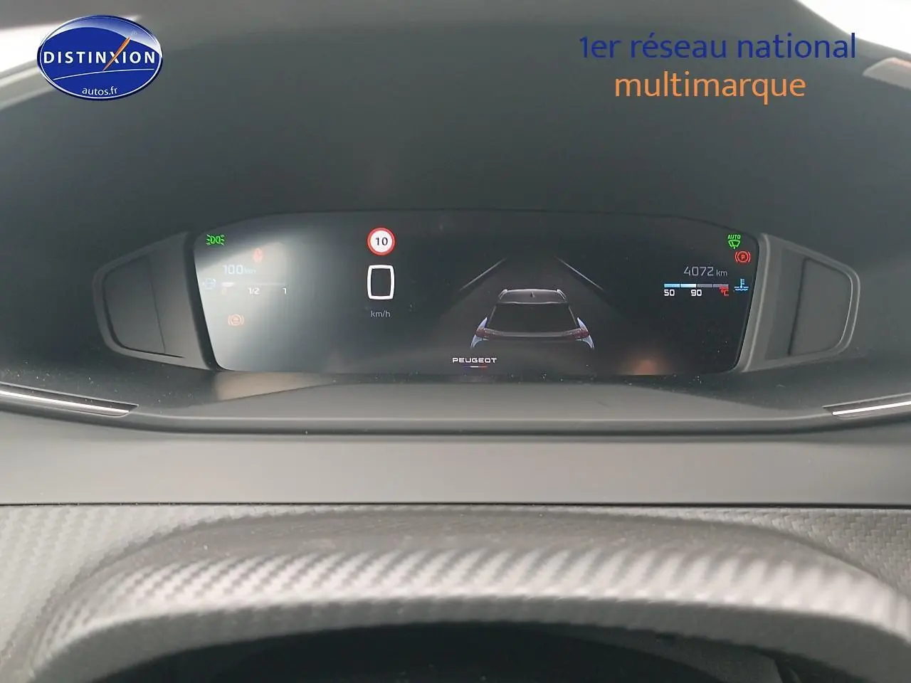 Tableau de bord numérique de la Peugeot 2008 1.2 100 Allure, affichage central avec vue arrière du véhicule.