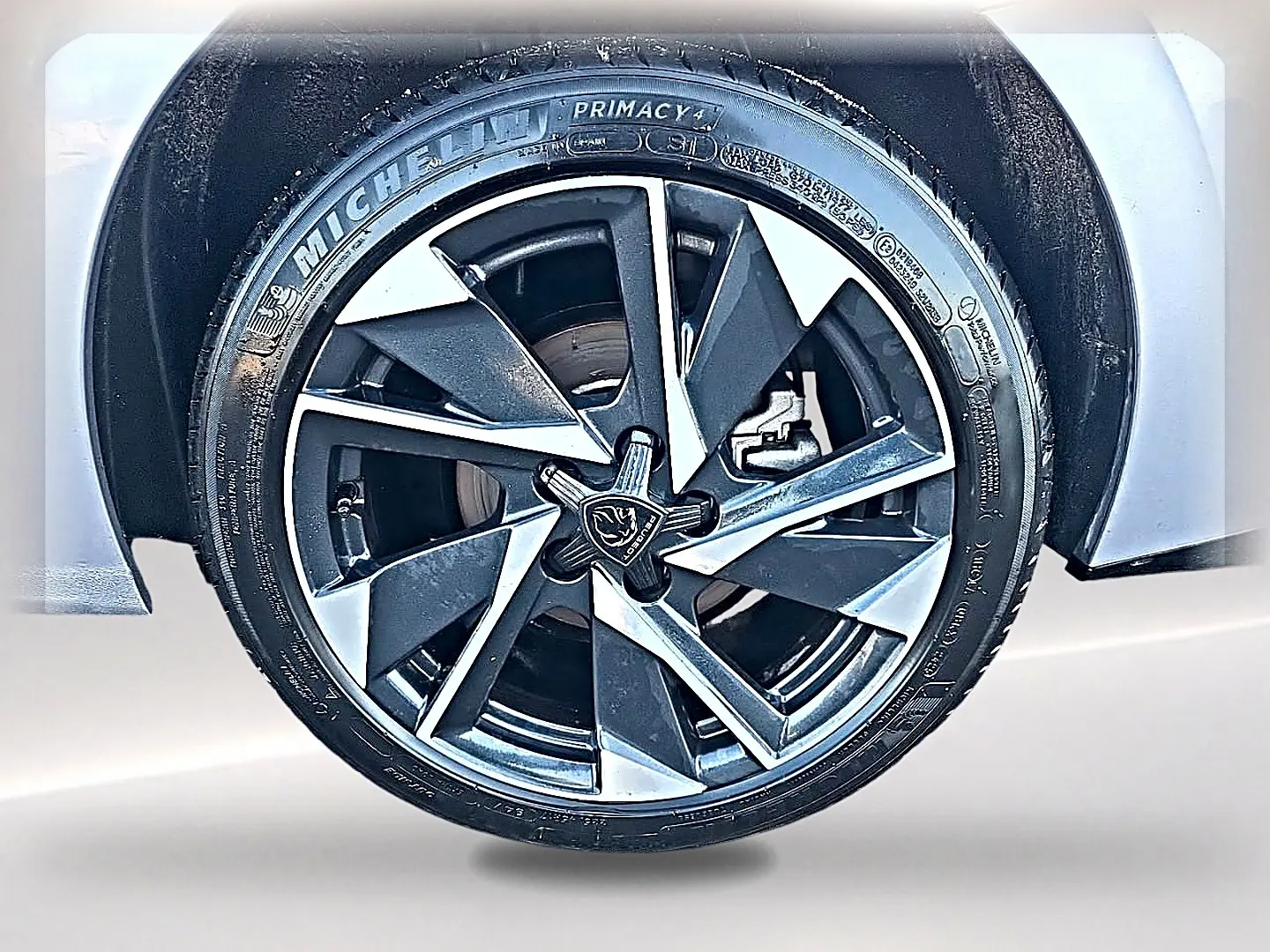 Gros plan sur la jante alu noire et argentée de la Peugeot 308 SW 1.5 BlueHDi 130 gris Artense, roue avant droite.