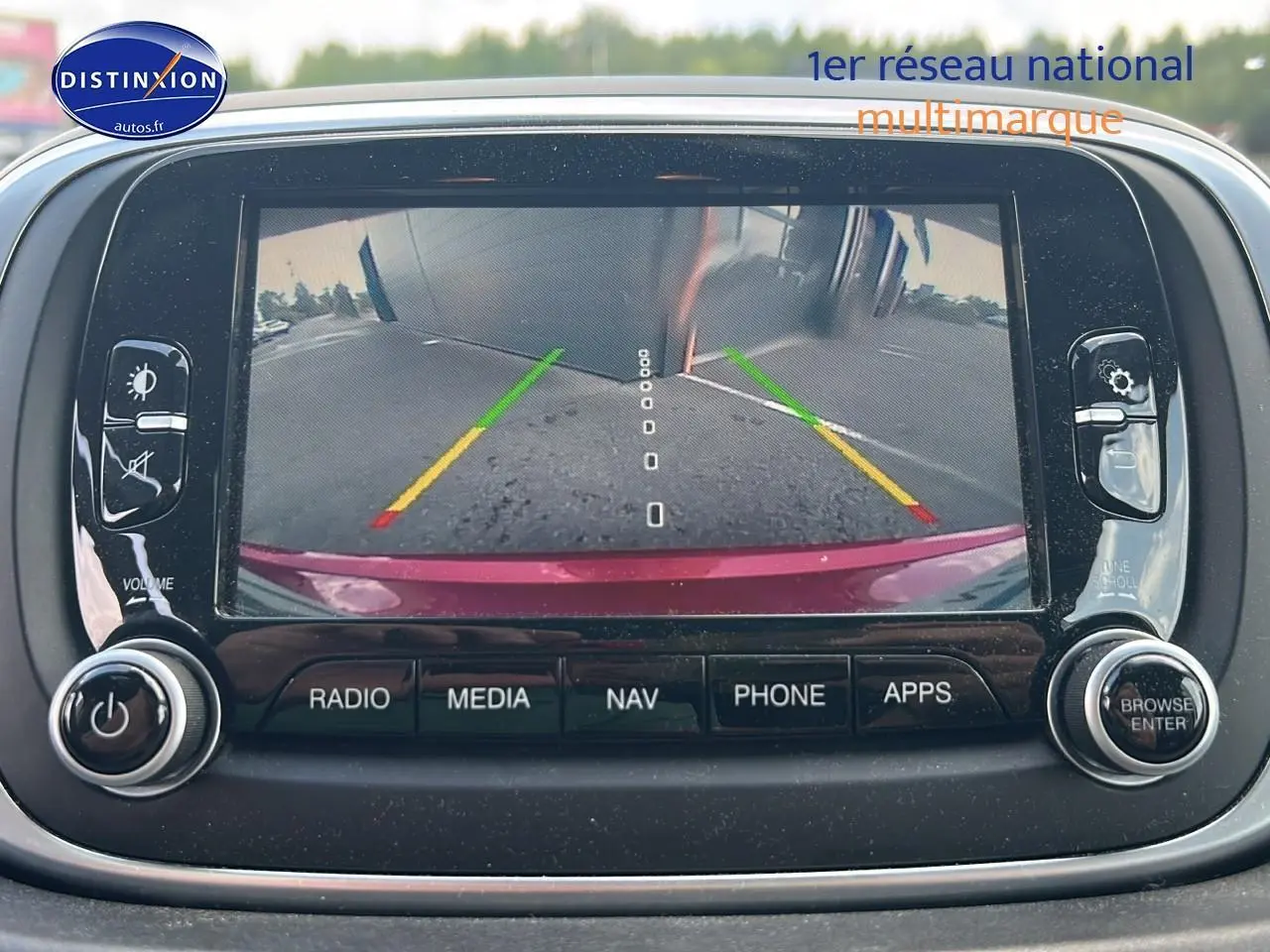 Écran tactile montrant la caméra de recul avec le pare-chocs rouge d'une Fiat 500X 1.4 multiair 2016.