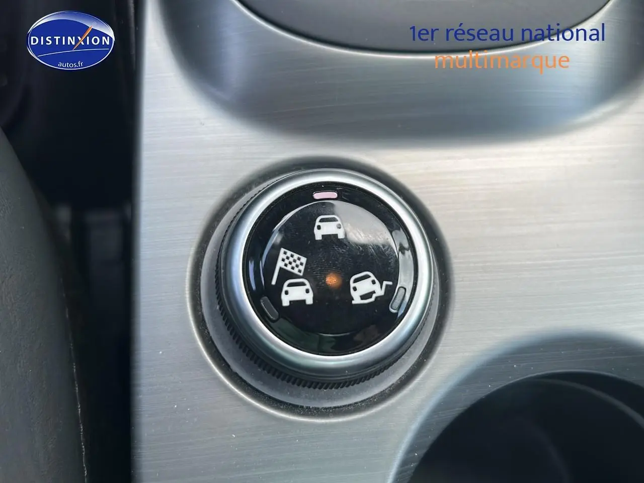 Sélecteur de modes de conduite sur console centrale en aluminium brossé d'une Fiat 500X rouge 2016