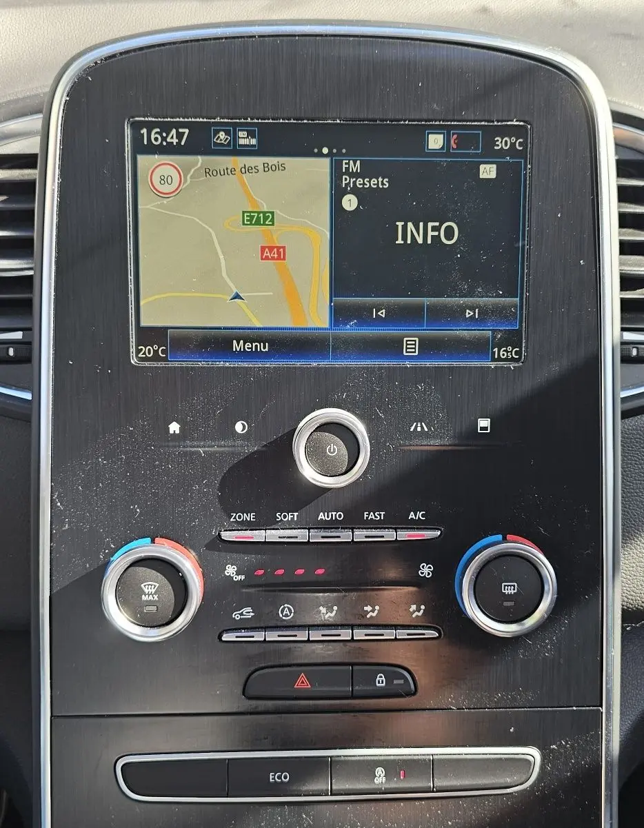 Vue rapprochée du tableau de bord du Renault Scenic 2020 avec écran tactile et commandes de climatisation.