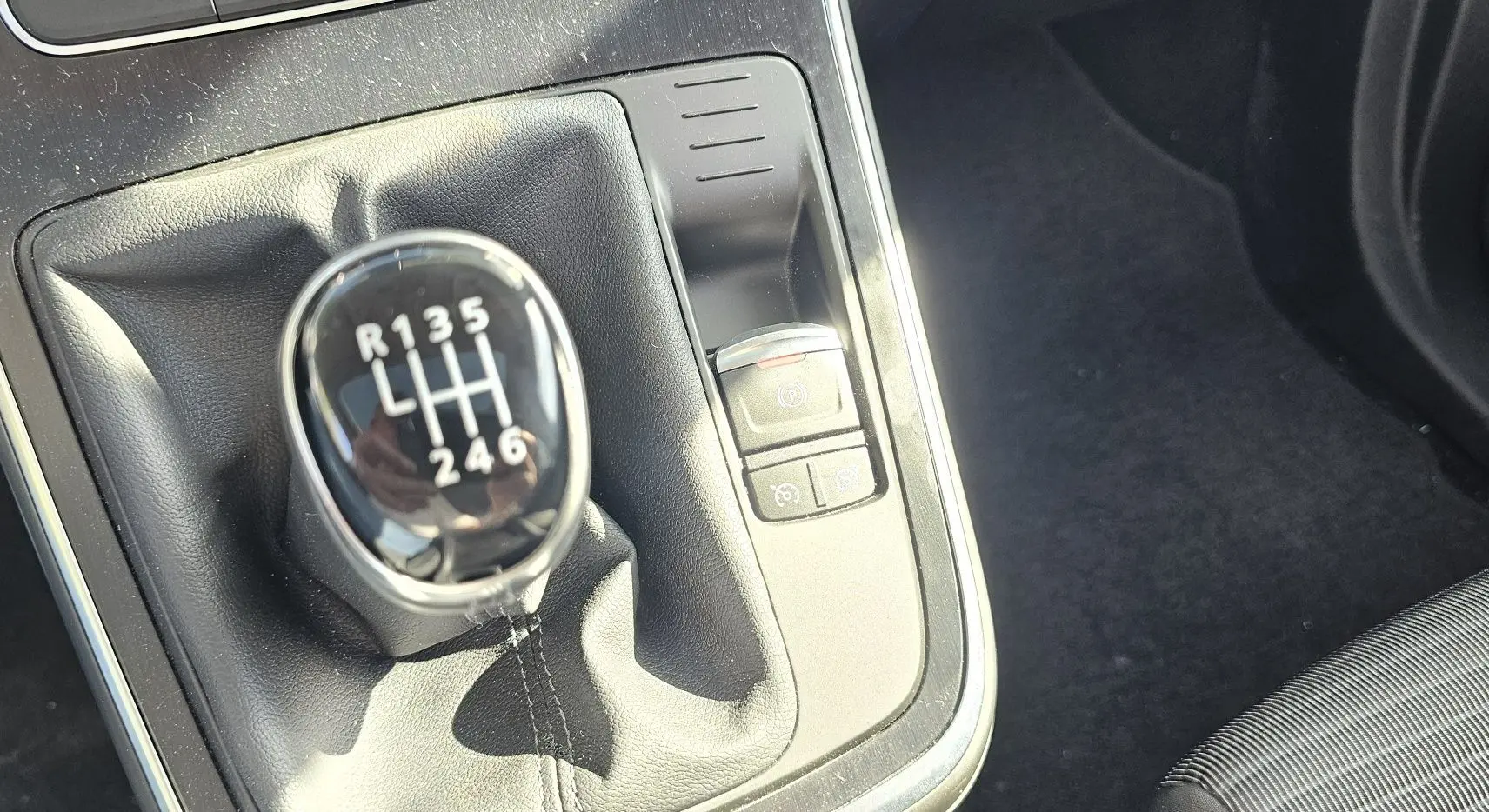 Le levier de vitesses manuel en gros plan dans l'habitacle d'une Renault Scenic 2020 finition Business.