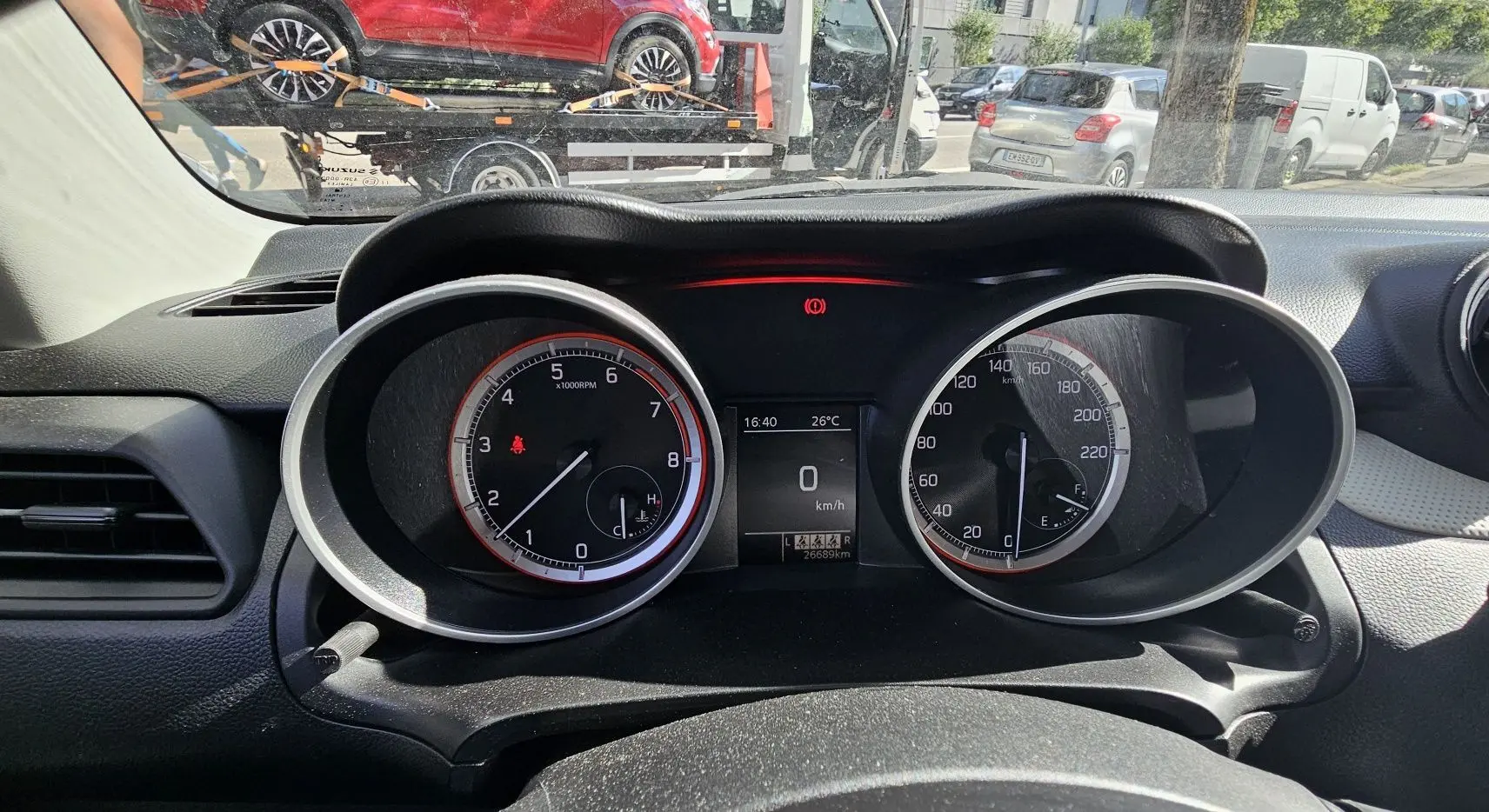 Vue rapprochée du tableau de bord du Renault Scenic 2020, montrant les compteurs ronds et l'écran central numérique.